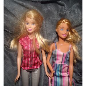 lot of 2 blonde Barbie dolls one articulated lets both in good condition